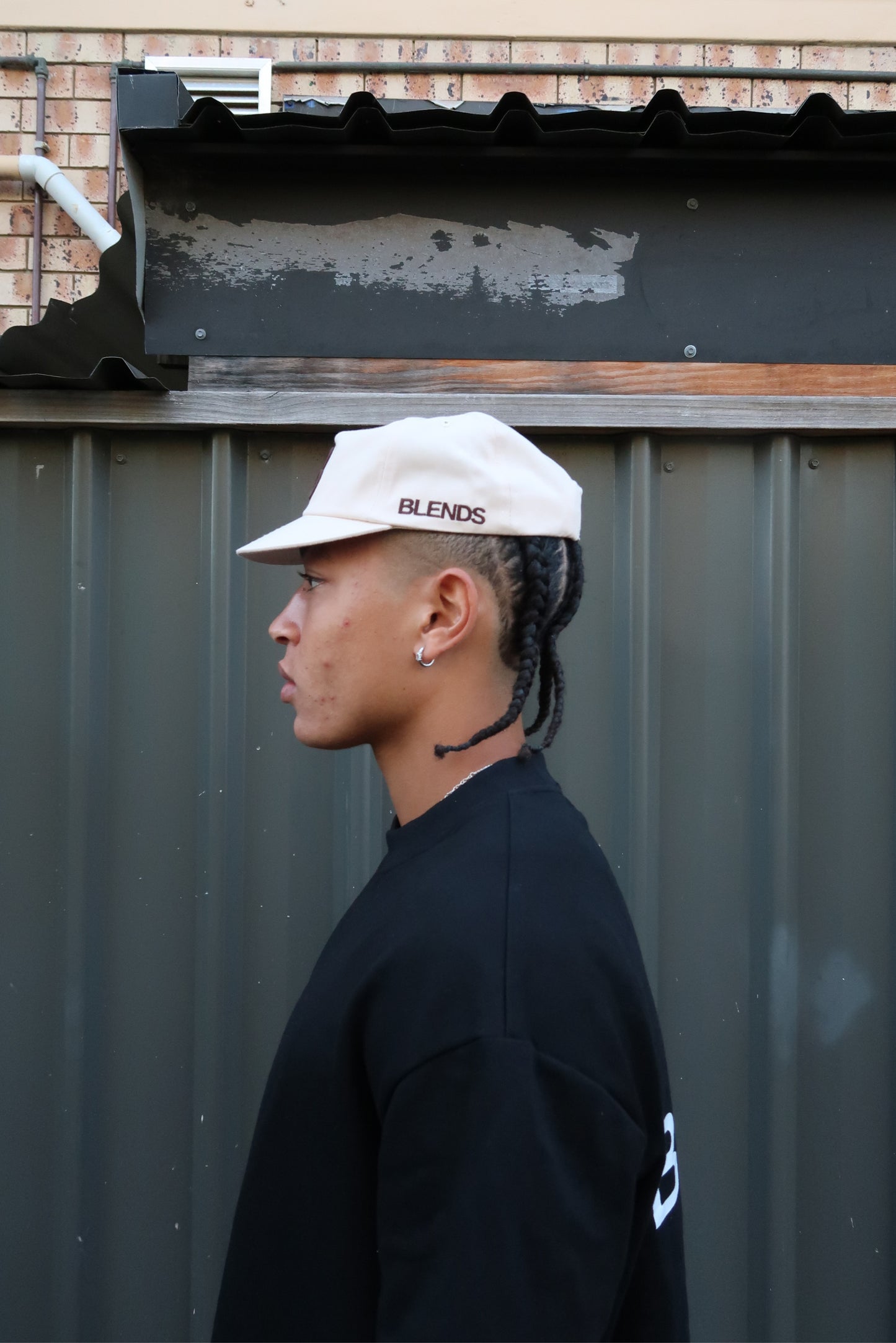 latte "B" hat
