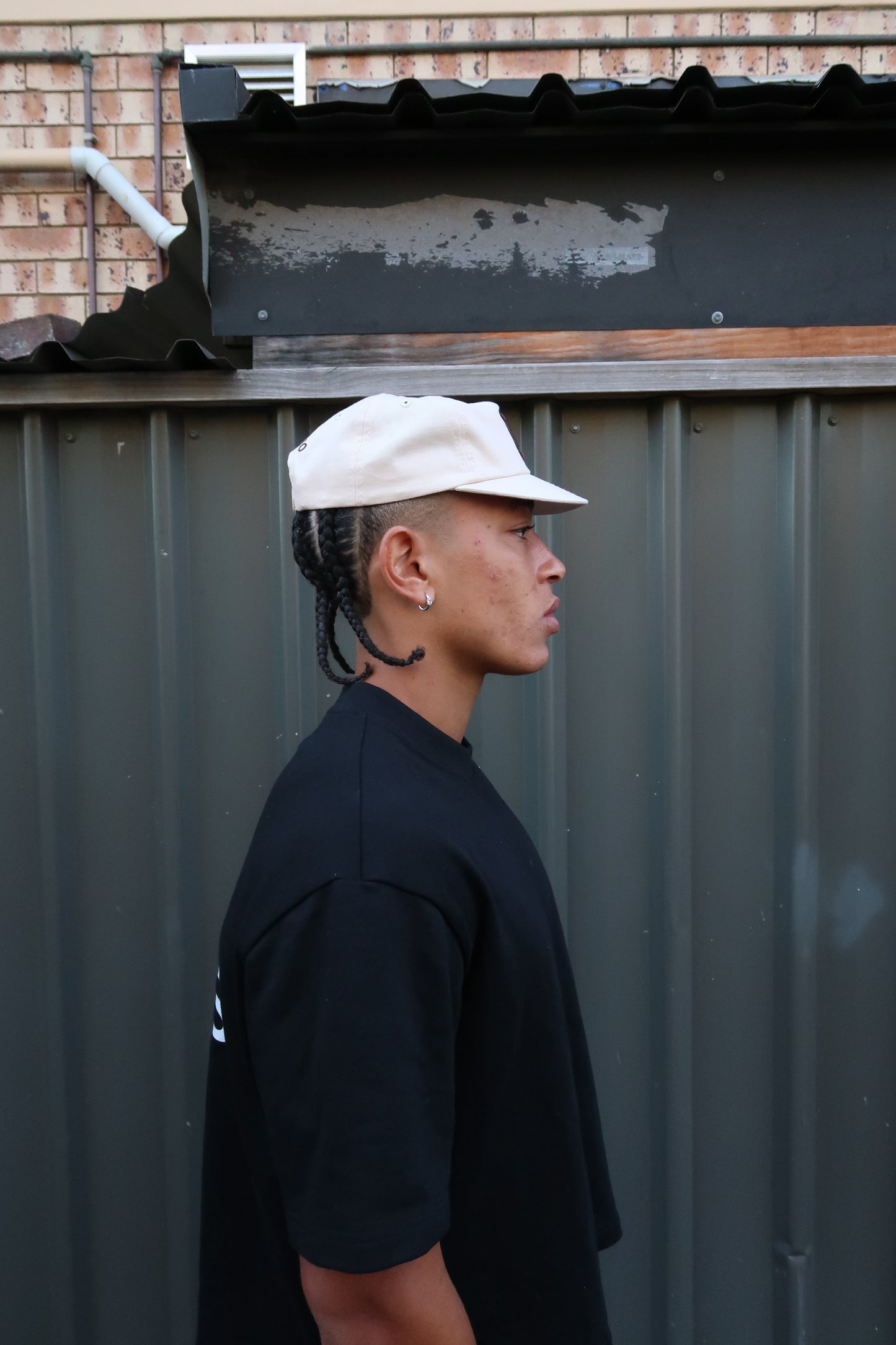 latte "B" hat