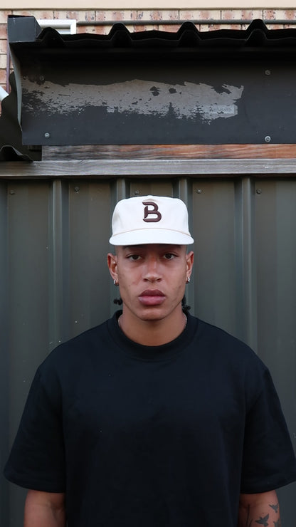 latte "B" hat